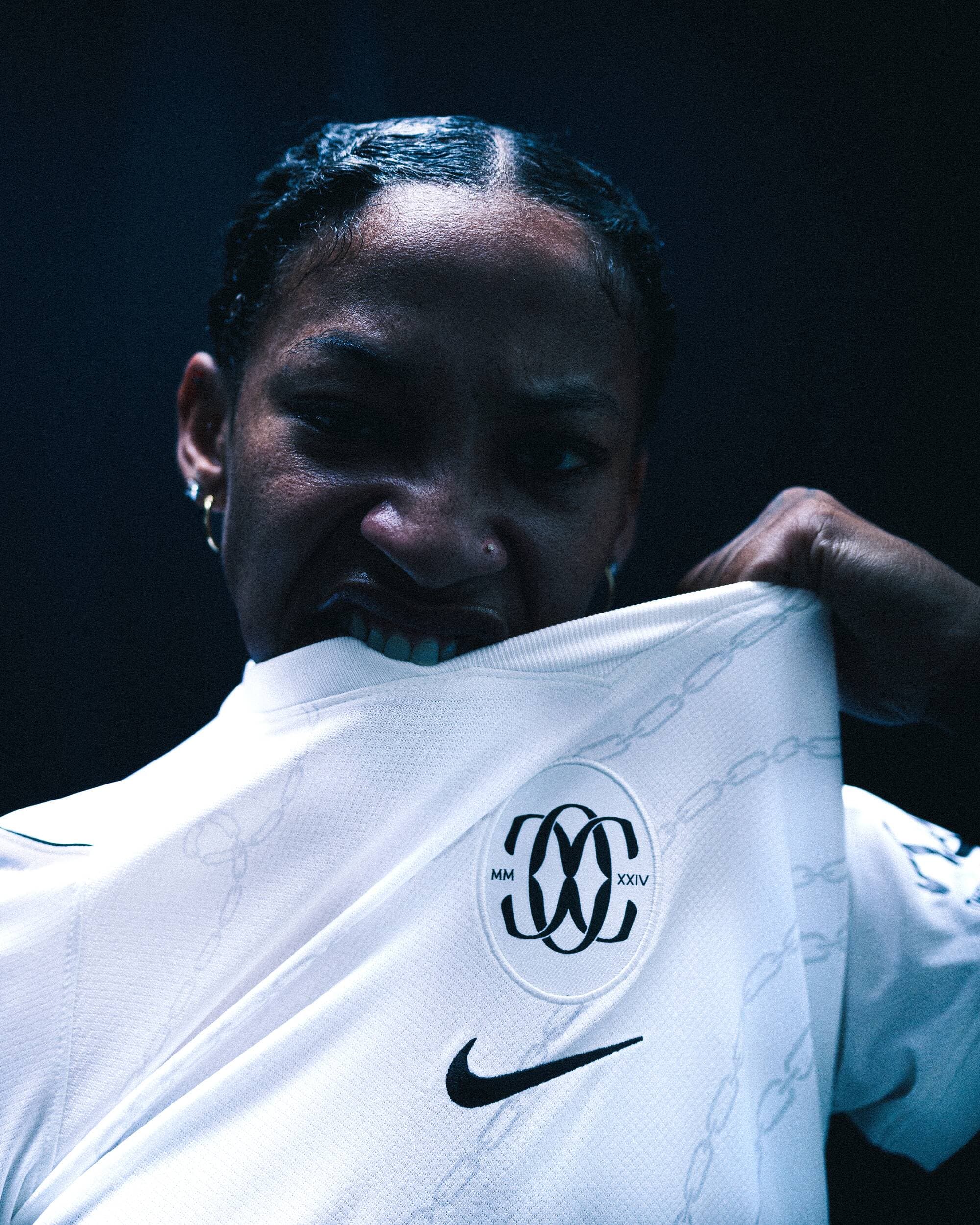 Una giocatrice del Como Women stringe tra i denti la maglia bianca Nike 26/27